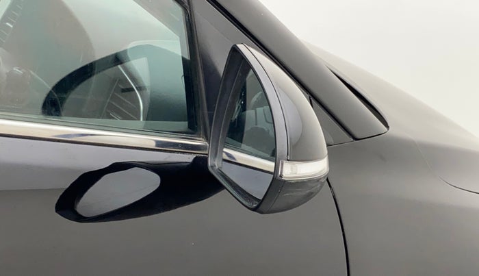 2017 Hyundai New Elantra 2.0 SX AT PETROL, Petrol, Automatic, 1,00,502 km, Right rear-view mirror - Mirror motor not working