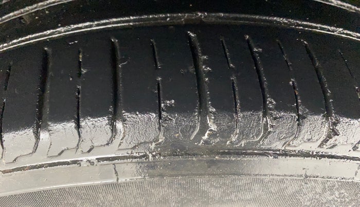 2015 Hyundai Verna FLUIDIC 1.6 CRDI S 4S, Diesel, Manual, 1,11,010 km, Left Rear Tyre Tread