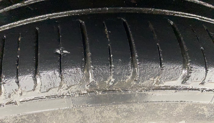 2015 Hyundai Verna FLUIDIC 1.6 CRDI S 4S, Diesel, Manual, 1,11,010 km, Right Rear Tyre Tread