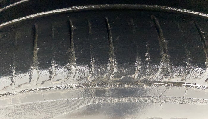 2015 Hyundai Verna FLUIDIC 1.6 CRDI S 4S, Diesel, Manual, 1,11,010 km, Left Front Tyre Tread