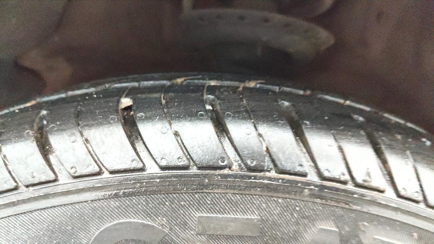 2013 Hyundai i20 MAGNA 1.2, Petrol, Manual, 32,194 km, Left Front Tyre Tread