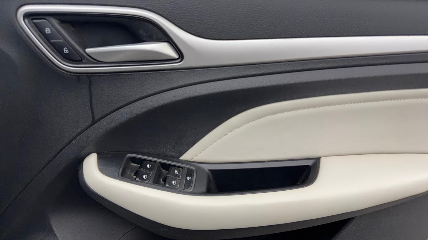 2024 MG ASTOR Select 1.5 CVT (Ivory), Petrol, Automatic, 49,289 km, Driver Side Door Panels Control