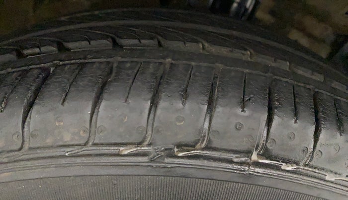 2014 Maruti Ertiga VXI CNG, CNG, Manual, 60,962 km, Right Rear Tyre Tread