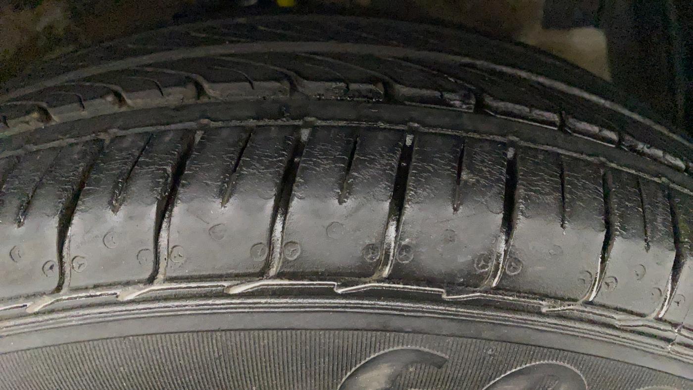 2014 Maruti Ertiga VXI CNG, CNG, Manual, 60,962 km, Left Front Tyre Tread