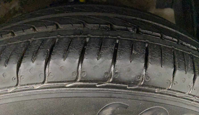 2014 Maruti Ertiga VXI CNG, CNG, Manual, 60,962 km, Left Front Tyre Tread
