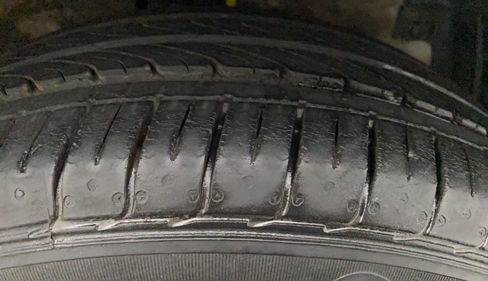 2014 Maruti Ertiga VXI CNG, CNG, Manual, 60,962 km, Right Front Tyre Tread