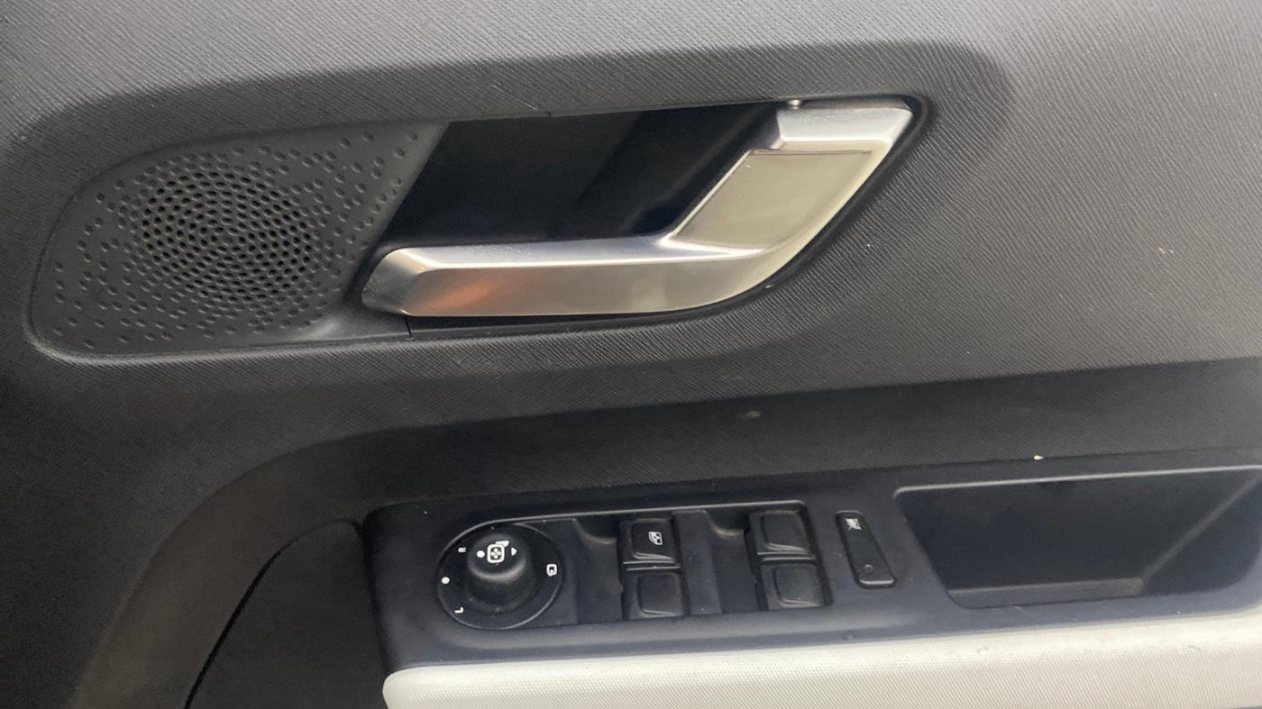 2022 Tata PUNCH CREATIVE  AMT, Petrol, Automatic, 26,293 km, Driver Side Door Panels Control