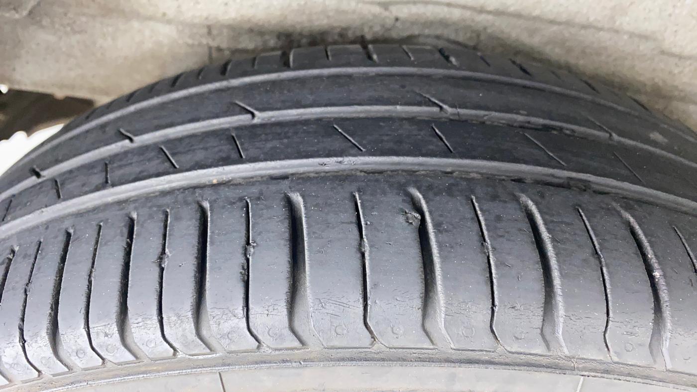2013 Hyundai Verna FLUIDIC 1.6 EX VTVT, CNG, Manual, 99,128 km, Right Rear Tyre Tread