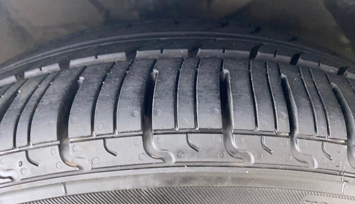 2013 Hyundai Verna FLUIDIC 1.6 EX VTVT, CNG, Manual, 99,128 km, Right Front Tyre Tread
