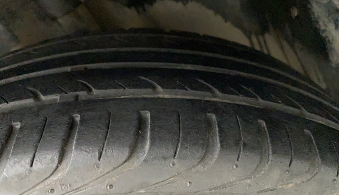 2010 Volkswagen Polo TRENDLINE 1.2L PETROL, Petrol, Manual, 1,02,504 km, Left Rear Tyre Tread