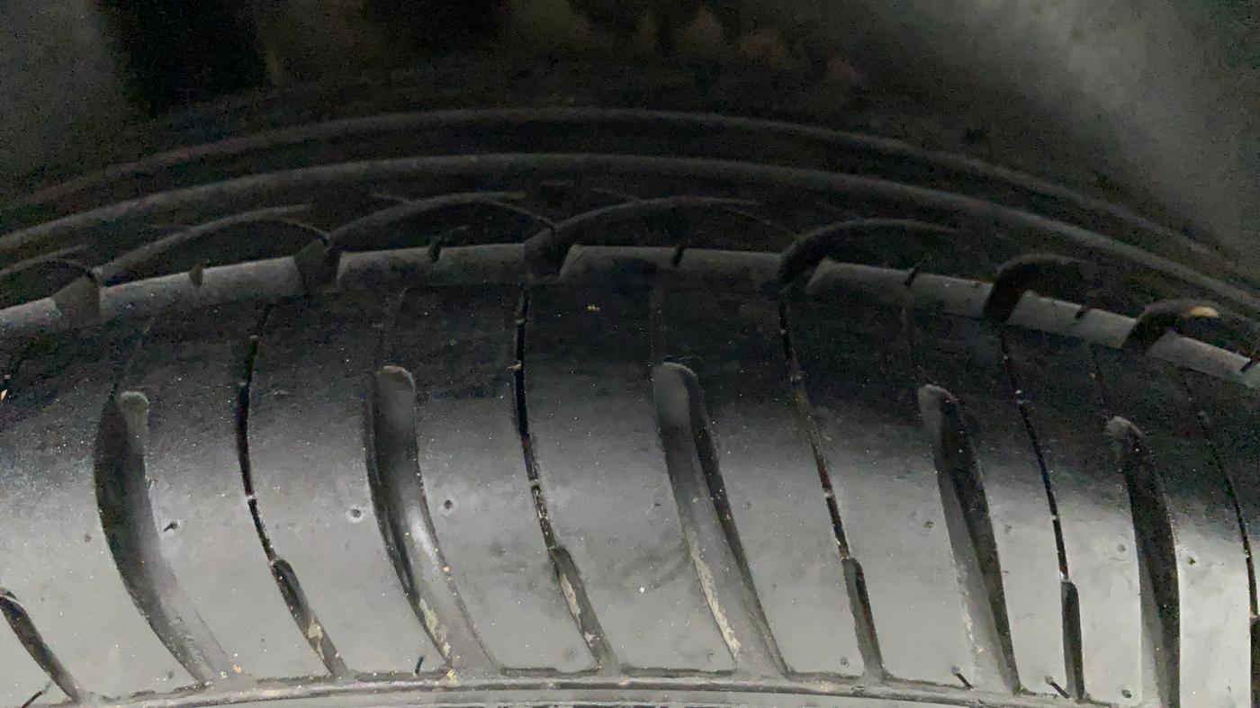 2010 Volkswagen Polo TRENDLINE 1.2L PETROL, Petrol, Manual, 1,02,504 km, Right Rear Tyre Tread