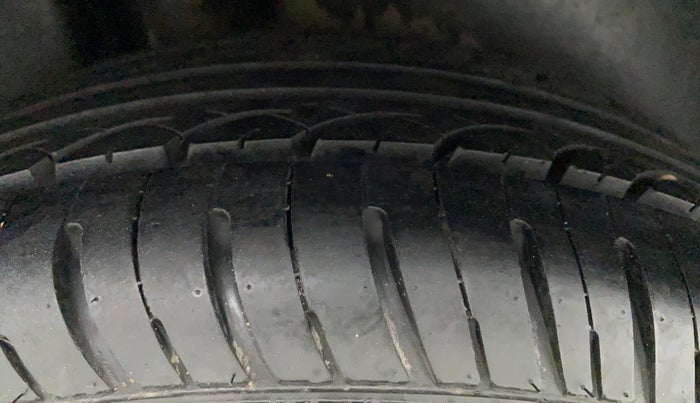 2010 Volkswagen Polo TRENDLINE 1.2L PETROL, Petrol, Manual, 1,02,504 km, Right Rear Tyre Tread