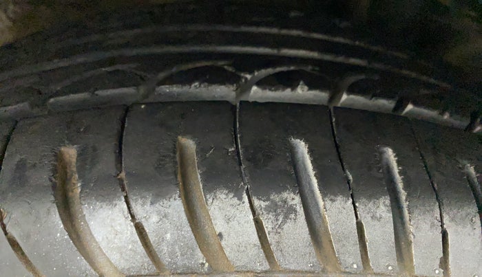2010 Volkswagen Polo TRENDLINE 1.2L PETROL, Petrol, Manual, 1,02,504 km, Right Front Tyre Tread