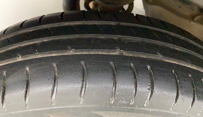2011 Maruti Eeco 5 STR, Petrol, Manual, 1,08,772 km, Right Rear Tyre Tread