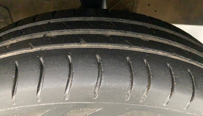 2011 Maruti Eeco 5 STR, Petrol, Manual, 1,08,772 km, Right Front Tyre Tread