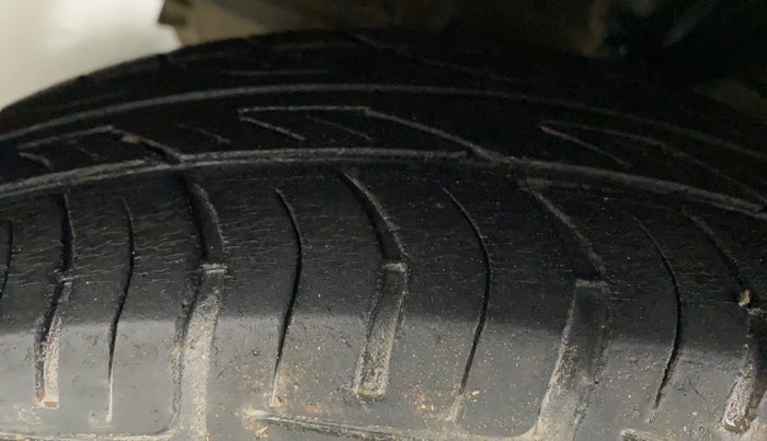 2011 Hyundai i10 MAGNA 1.2, Petrol, Manual, 1,20,084 km, Left Front Tyre Tread