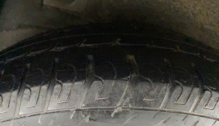 2011 Hyundai i10 MAGNA 1.2, Petrol, Manual, 1,20,084 km, Right Rear Tyre Tread