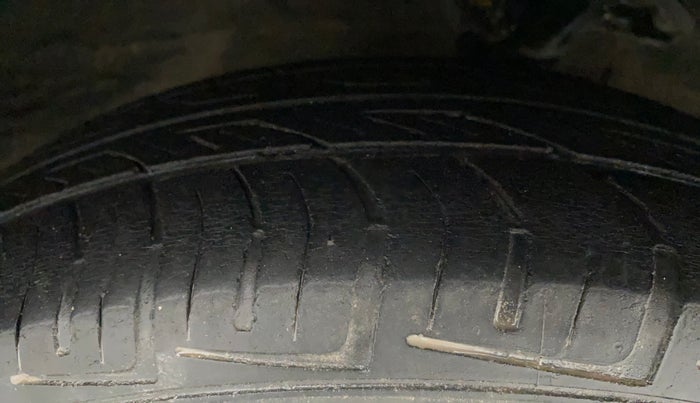 2011 Hyundai i10 MAGNA 1.2, Petrol, Manual, 1,20,084 km, Right Front Tyre Tread