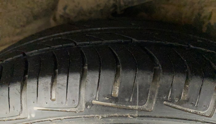 2011 Hyundai i10 MAGNA 1.2, Petrol, Manual, 1,20,084 km, Left Rear Tyre Tread