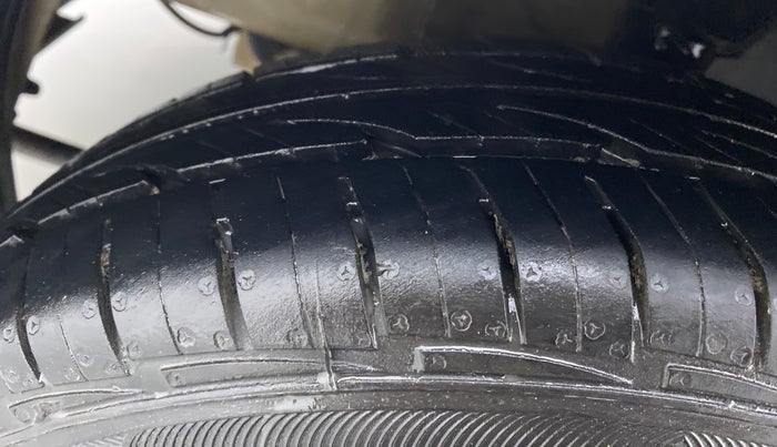 2013 Hyundai Eon ERA PLUS, Petrol, Manual, 49,281 km, Left Front Tyre Tread