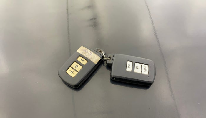 2012 Toyota Camry 2.5L AT, Petrol, Automatic, 1,07,423 km, Key Close Up