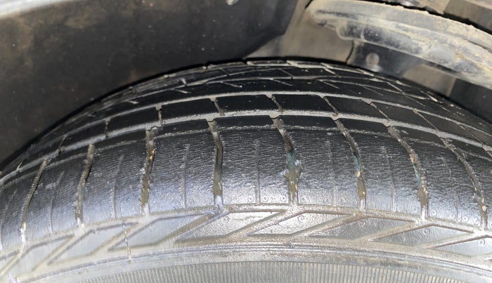 2012 Toyota Camry 2.5L AT, Petrol, Automatic, 1,07,423 km, Left Rear Tyre Tread