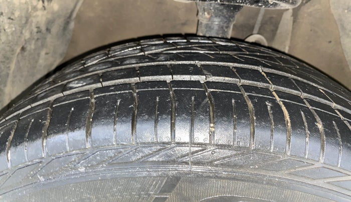 2012 Toyota Camry 2.5L AT, Petrol, Automatic, 1,07,423 km, Right Front Tyre Tread