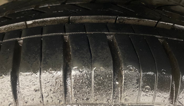 2015 Hyundai Xcent S (O) 1.2, Petrol, Manual, 1,25,322 km, Right Rear Tyre Tread