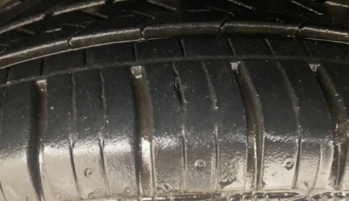 2015 Hyundai Xcent S (O) 1.2, Petrol, Manual, 1,25,322 km, Left Front Tyre Tread