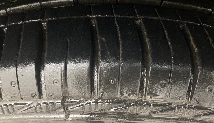 2015 Hyundai Xcent S (O) 1.2, Petrol, Manual, 1,25,322 km, Right Front Tyre Tread