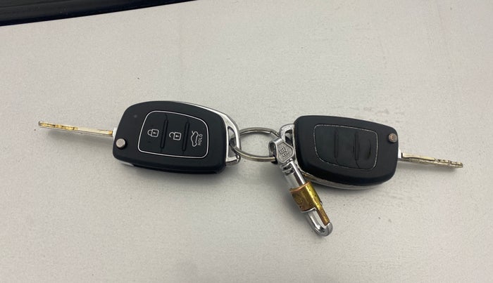 2015 Hyundai Xcent S (O) 1.2, Petrol, Manual, 1,25,322 km, Key Close Up