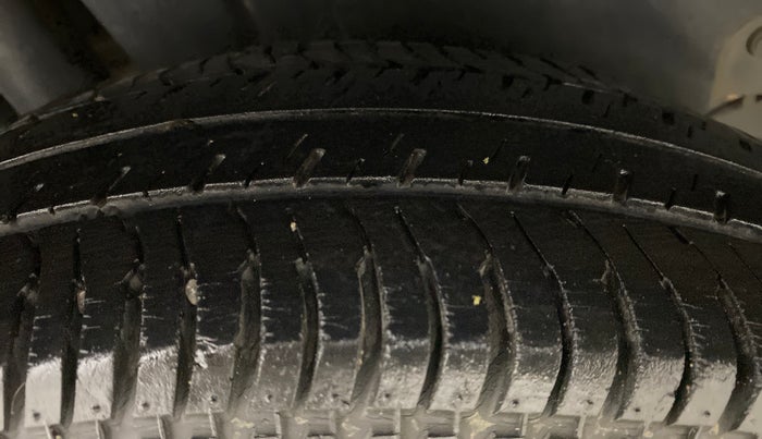 2015 Maruti Swift VXI D, Petrol, Manual, 41,053 km, Right Rear Tyre Tread