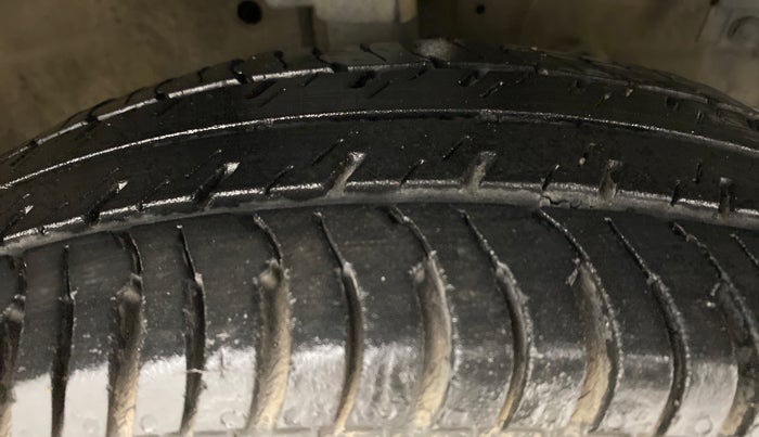 2015 Maruti Swift VXI D, Petrol, Manual, 41,053 km, Right Front Tyre Tread