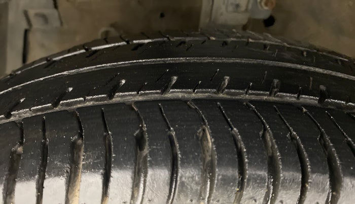 2015 Maruti Swift VXI D, Petrol, Manual, 41,053 km, Left Front Tyre Tread