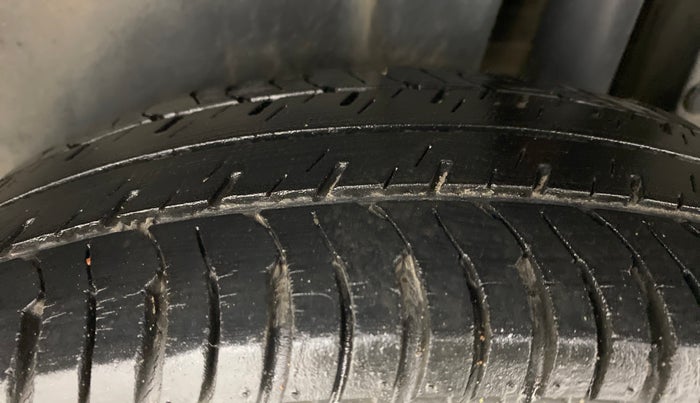 2015 Maruti Swift VXI D, Petrol, Manual, 41,053 km, Left Rear Tyre Tread