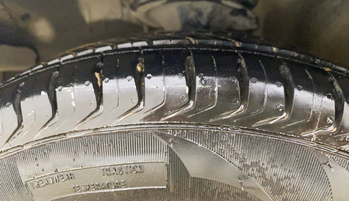 2015 Hyundai i10 MAGNA 1.1, CNG, Manual, 68,805 km, Left Front Tyre Tread