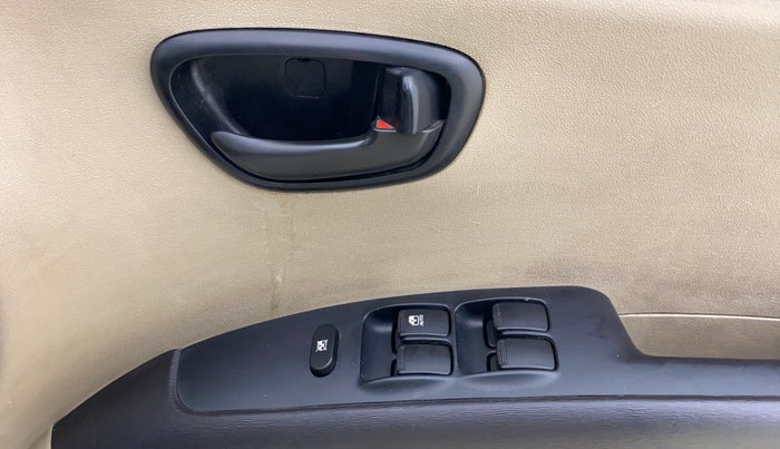 2015 Hyundai i10 MAGNA 1.1, CNG, Manual, 68,805 km, Driver Side Door Panels Control