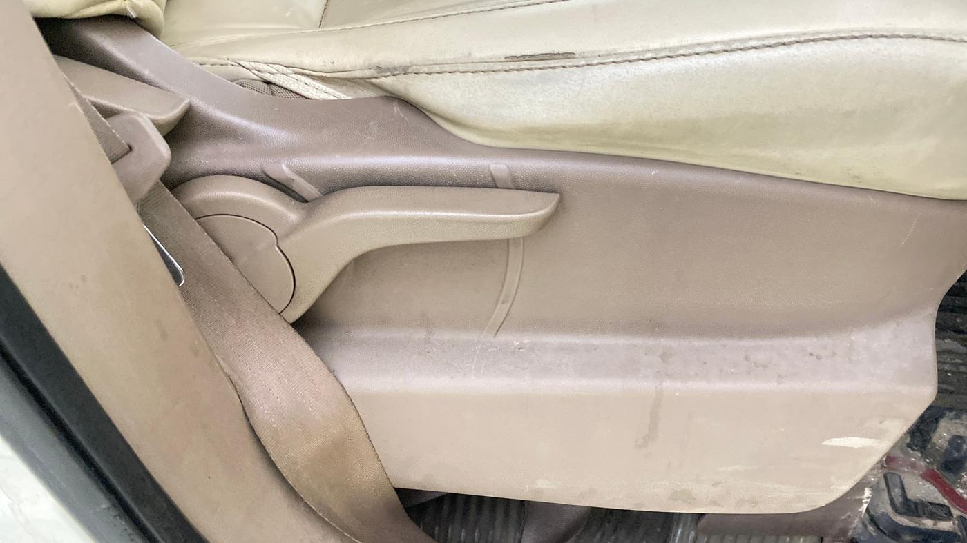 2015 Mahindra XUV500 W6, Diesel, Manual, 1,22,229 km, Driver Side Adjustment Panel