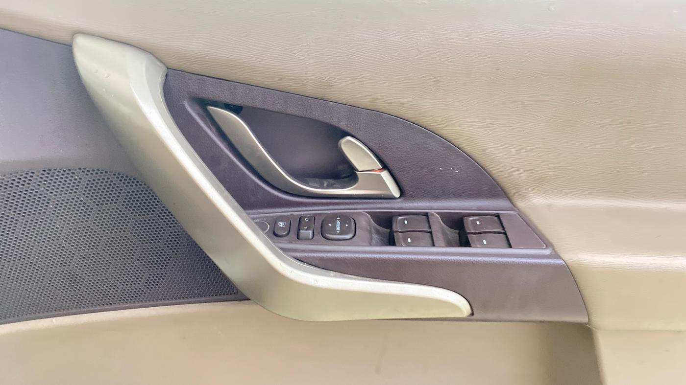 2015 Mahindra XUV500 W6, Diesel, Manual, 1,22,229 km, Driver Side Door Panels Control