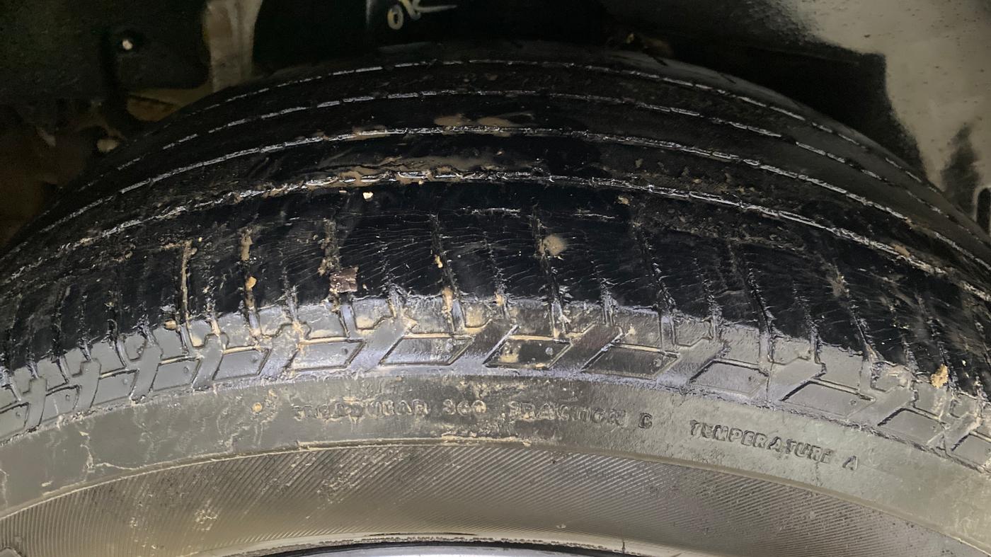 2015 Mahindra XUV500 W6, Diesel, Manual, 1,22,229 km, Right Rear Tyre Tread