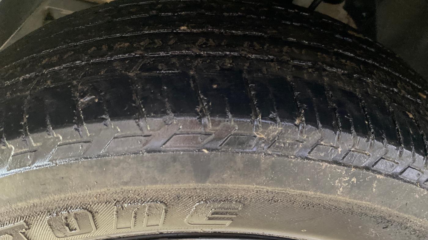 2015 Mahindra XUV500 W6, Diesel, Manual, 1,22,229 km, Left Front Tyre Tread