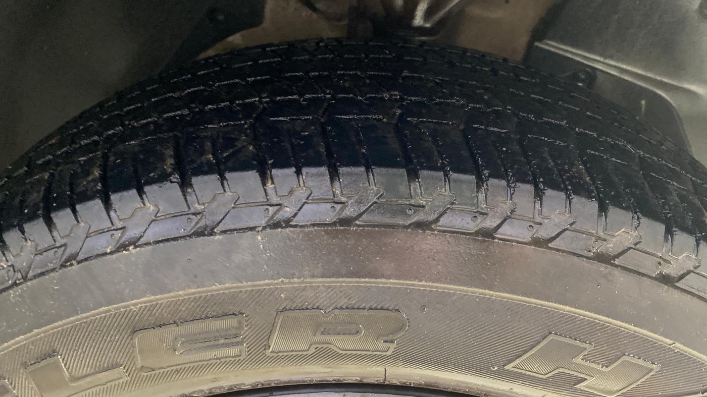 2015 Mahindra XUV500 W6, Diesel, Manual, 1,22,229 km, Right Front Tyre Tread