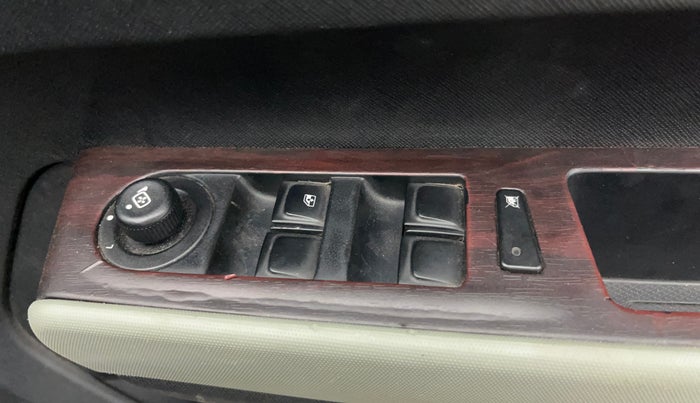 2022 Tata PUNCH ADVENTURE AMT, Petrol, Automatic, 45,218 km, Driver Side Door Panels Control