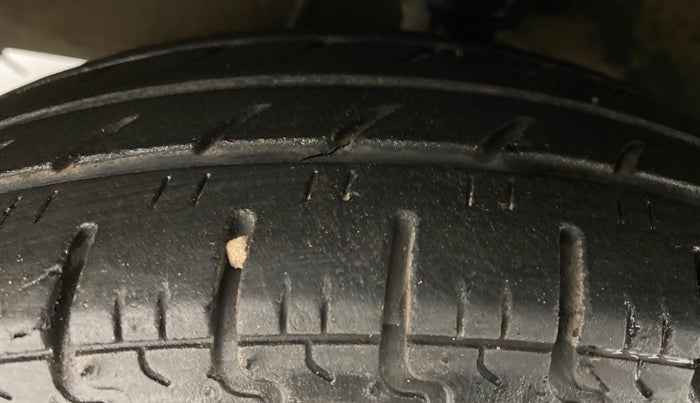 2010 Hyundai i10 MAGNA 1.2, Petrol, Manual, 56,564 km, Left Front Tyre Tread