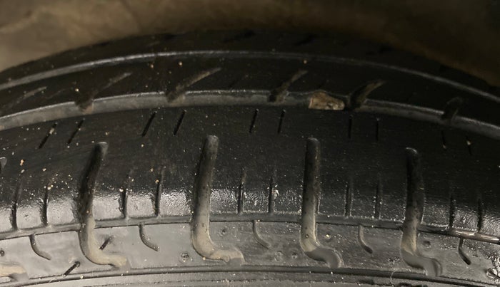 2010 Hyundai i10 MAGNA 1.2, Petrol, Manual, 56,564 km, Right Rear Tyre Tread
