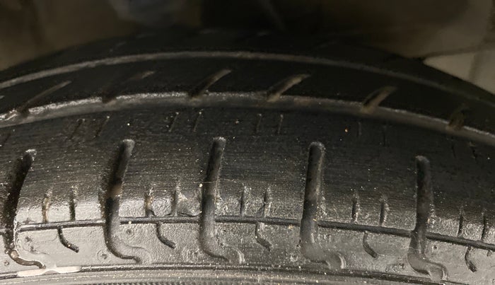 2010 Hyundai i10 MAGNA 1.2, Petrol, Manual, 56,564 km, Right Front Tyre Tread