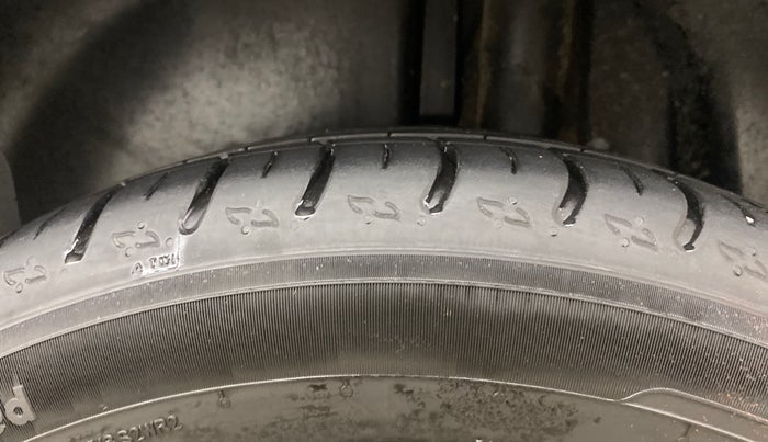 2025 Volkswagen TAIGUN GT Line 1.0L TSI MT, Petrol, Manual, 14,351 km, Left Rear Tyre Tread