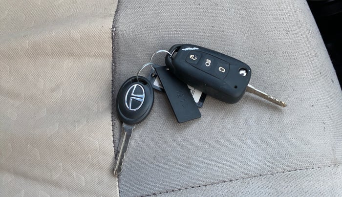 2018 Tata Tiago XT PETROL, CNG, Manual, 77,648 km, Key Close Up