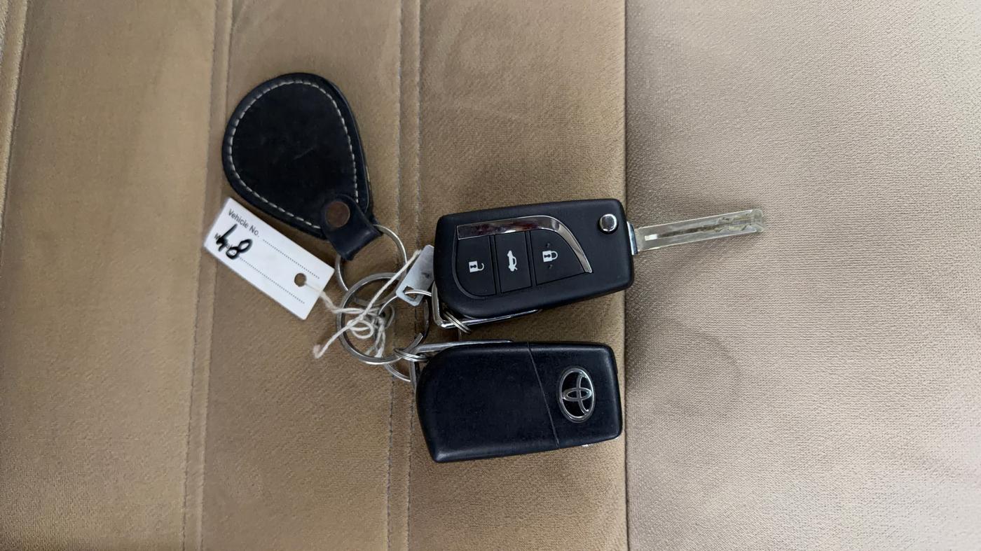 2014 Toyota Corolla Altis JS PETROL, CNG, Manual, 84,018 km, Key Close Up