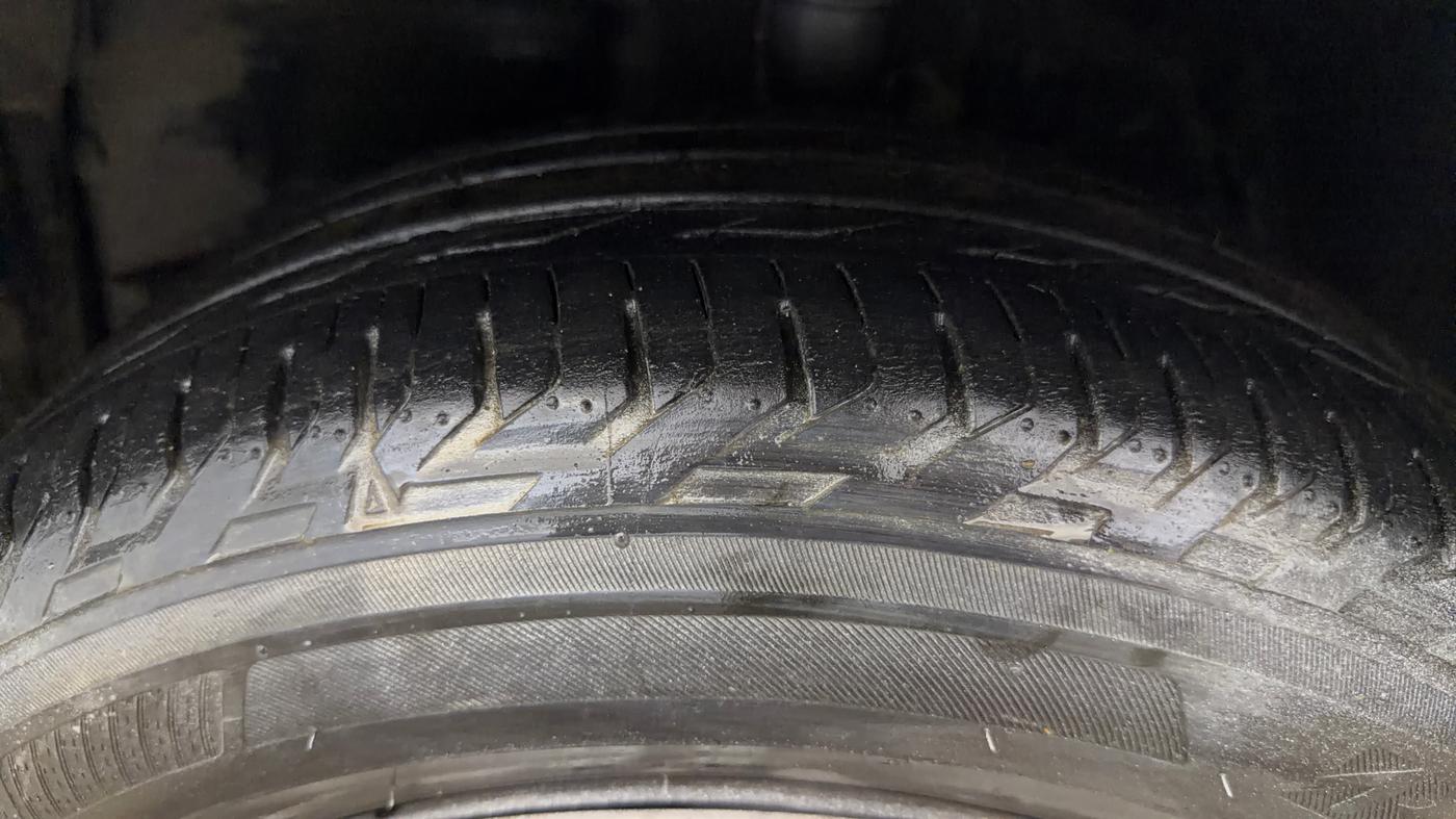 2014 Toyota Corolla Altis JS PETROL, CNG, Manual, 84,018 km, Left Front Tyre Tread
